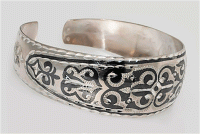 solid_silver_bracelet_with_kazakh_pattern.gif