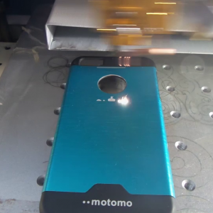 Видео - гравировка на анодированной крышке телефона