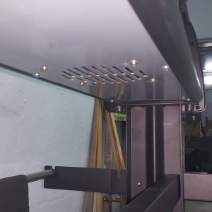 Фиксация плоттера на подставке, вакуумный прижим материала